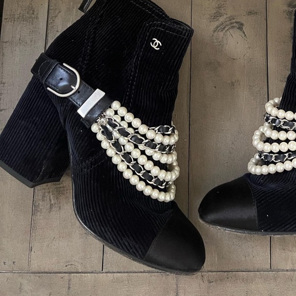 CHANEL BOOTIES - Picture 1 of 6